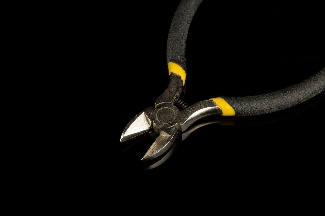 Coupe-câble à cliquet électrique de haute précision pour couper efficacement tous diamètres de fils sur chantier.