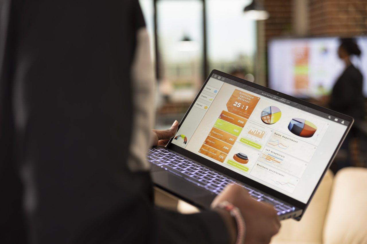 Dashboard de logiciel de maintenance affichant un planning d’entretien automatisé pour optimiser la gestion du parc d’outils professionnels.
