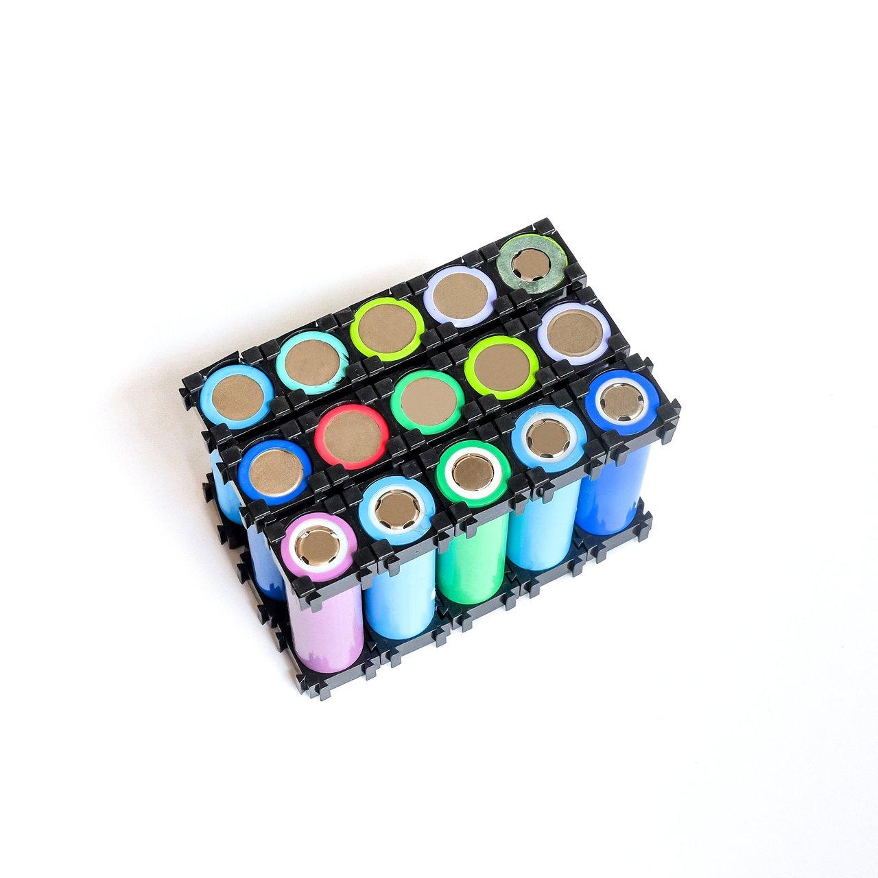 Démontage d’un pack de batterie lithium-ion (teardown) avec outils isolants et bracelet antistatique.