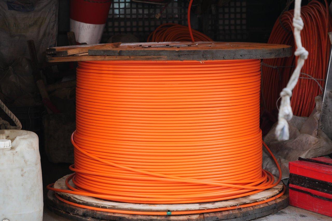 Dérouleur de câble pliable en plastique avec frein automatique, idéal pour dépannages rapides sur chantier.