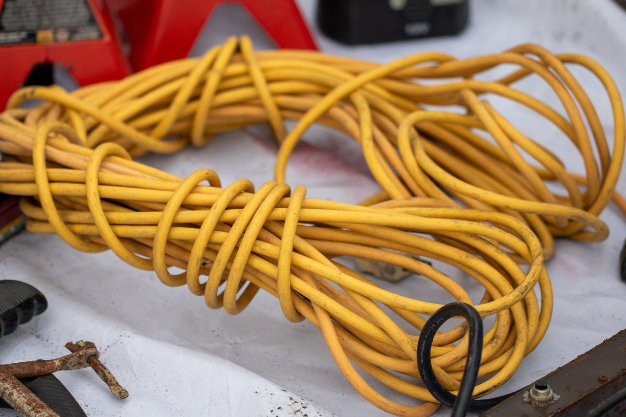 Détails de câbles et prises de rallonges électriques renforcées (heavy duty extension cords closeup) pour une utilisation sécurisée et robuste.