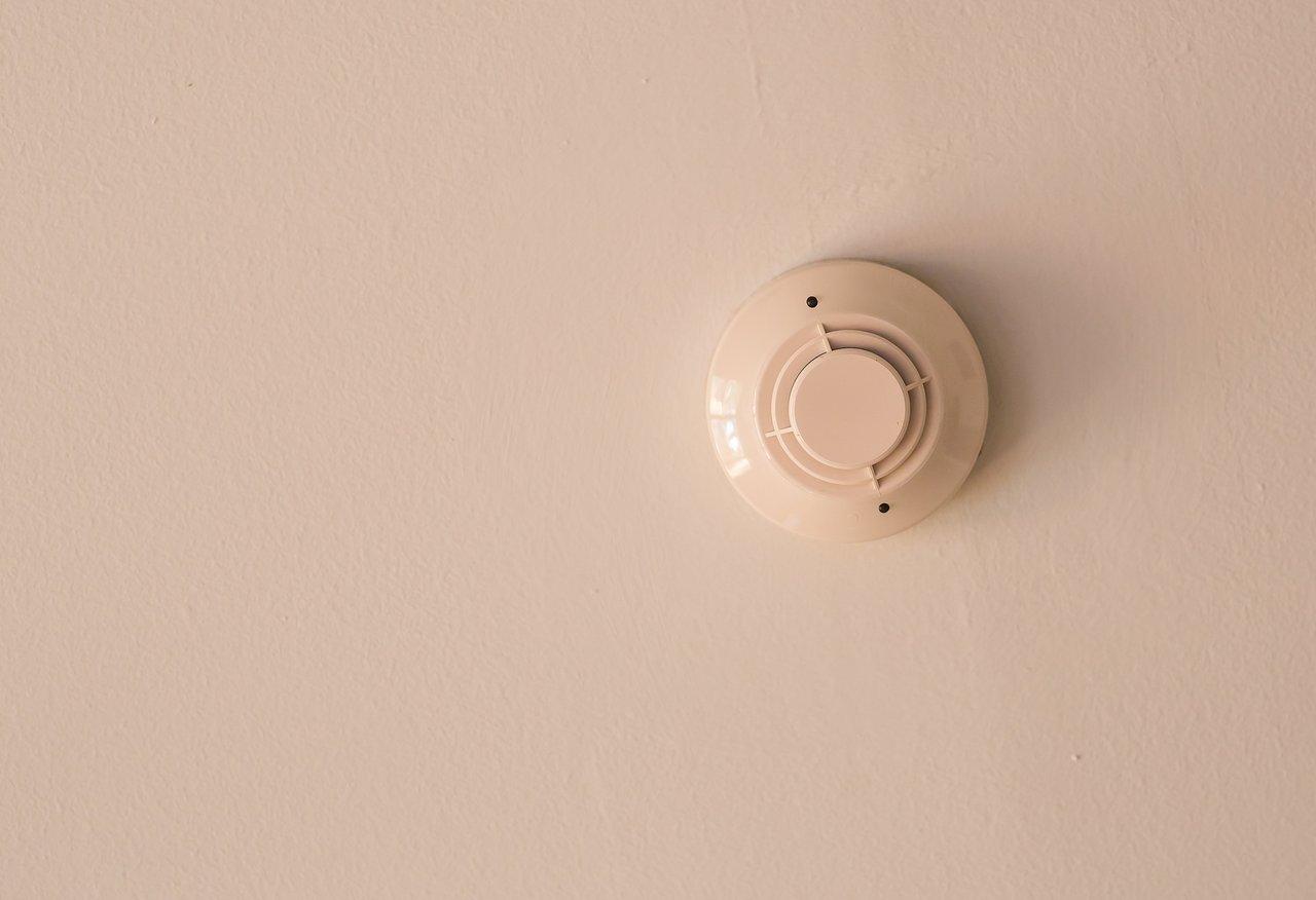 Détecteur de monoxyde de carbone installé à hauteur de respiration, près d’une chaudière pour une sécurité optimale.