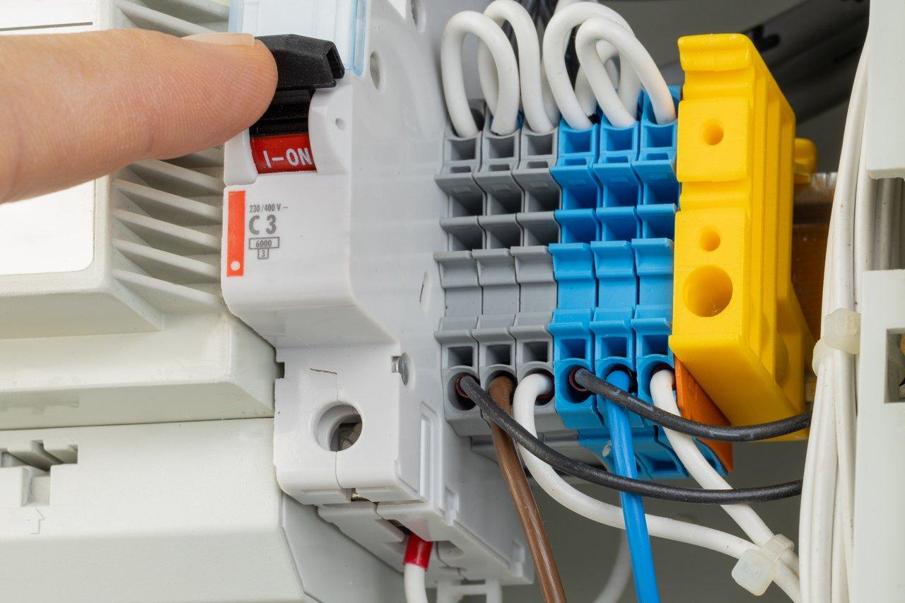 Disjoncteur courbe C et D dans un tableau électrique professionnel, essentiels pour la protection des outillages puissants.