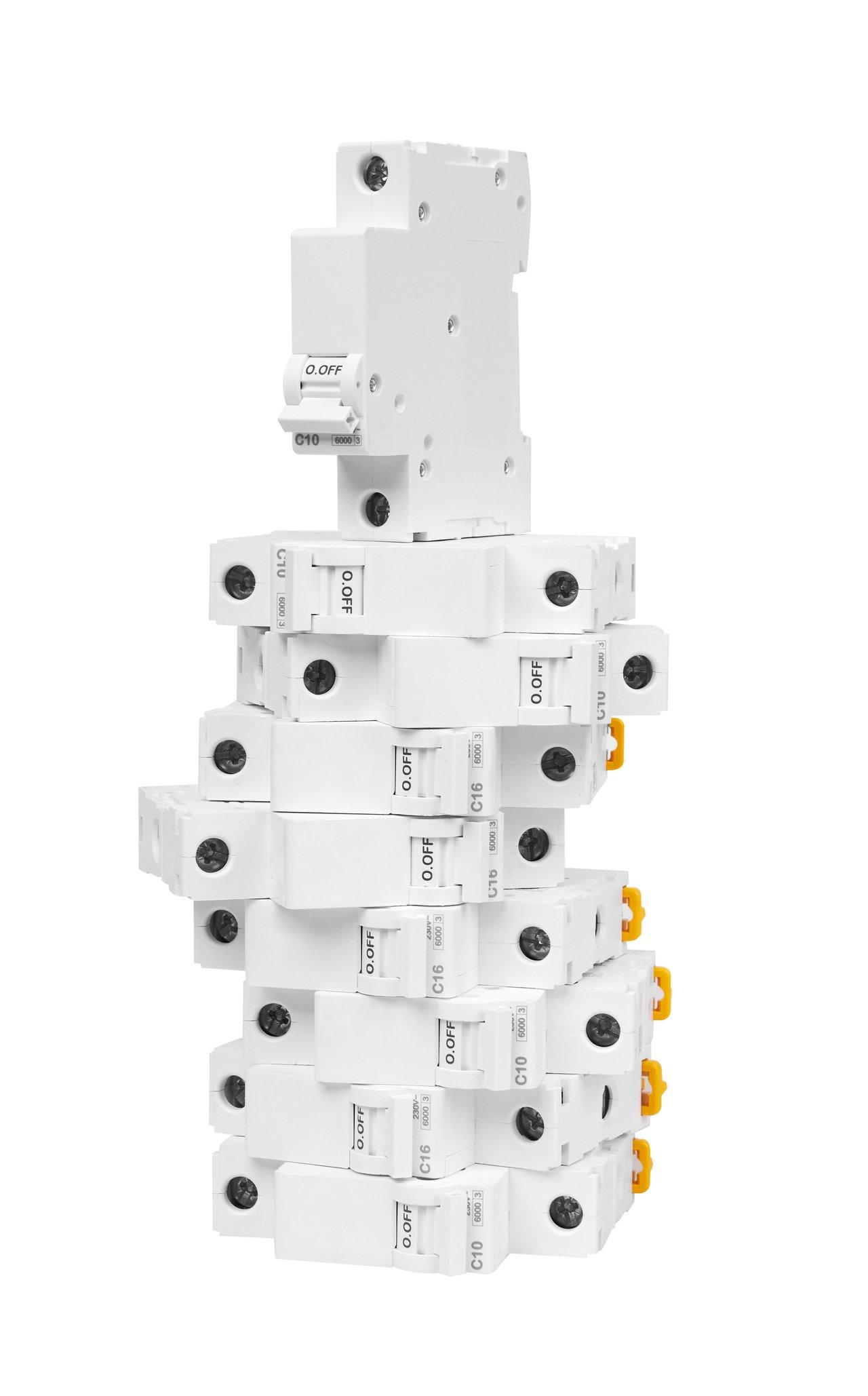 Disjoncteur modulaire intelligent connecté, essentiel pour la gestion sécurisée de l'électricité domestique.