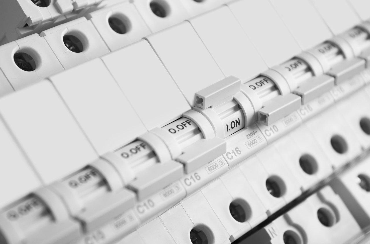 Disjoncteurs divisionnaires dans un tableau électrique, essentiels pour la sécurité et la gestion de l'électricité.