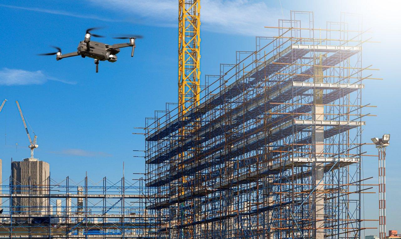 Drone de surveillance thermique sur un chantier de construction, garantissant sécurité et efficacité.