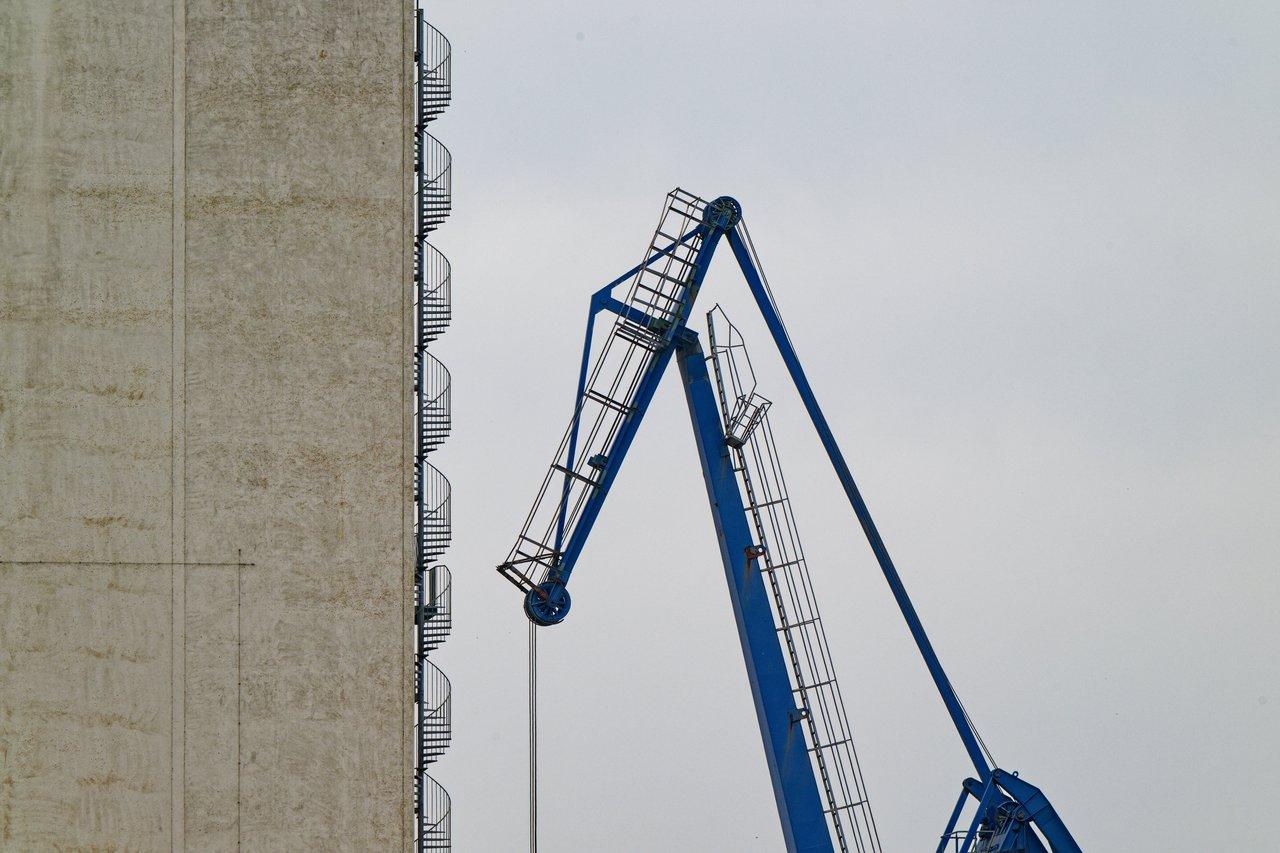 Échelle télescopique Woerther sur chantier électrique, montrant ses pieds stabilisants et mécanismes de verrouillage.