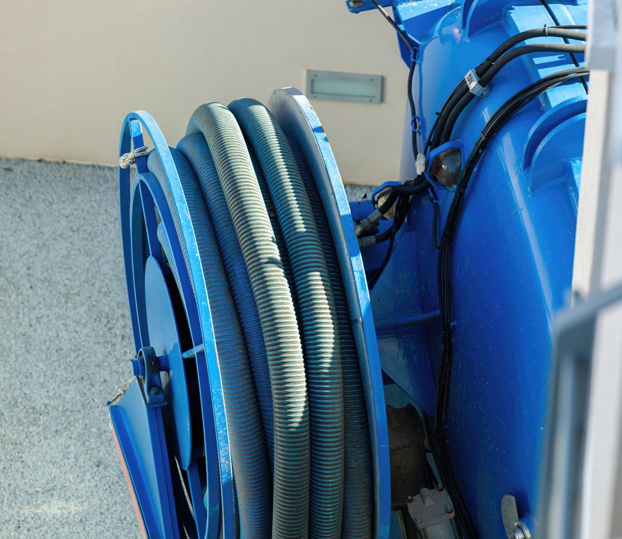 Enrouleur de rallonge électrique renforcée, un heavy duty extension reel idéal pour chantier industriel.