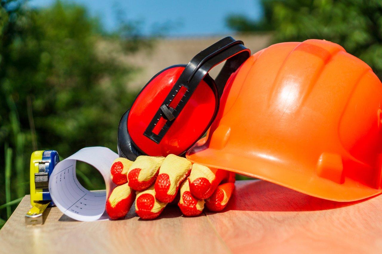 Équipe de travailleurs utilisant des équipements de sécurité connectés pour une protection optimale sur chantier.