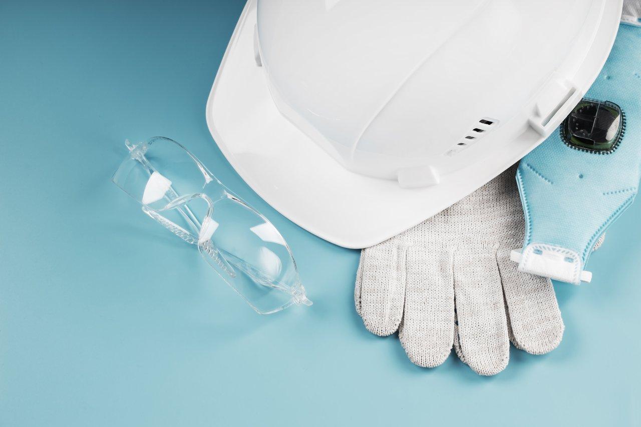 Équipement de sécurité pour électricien : casque, lunettes et gants pour une intervention sécurisée.