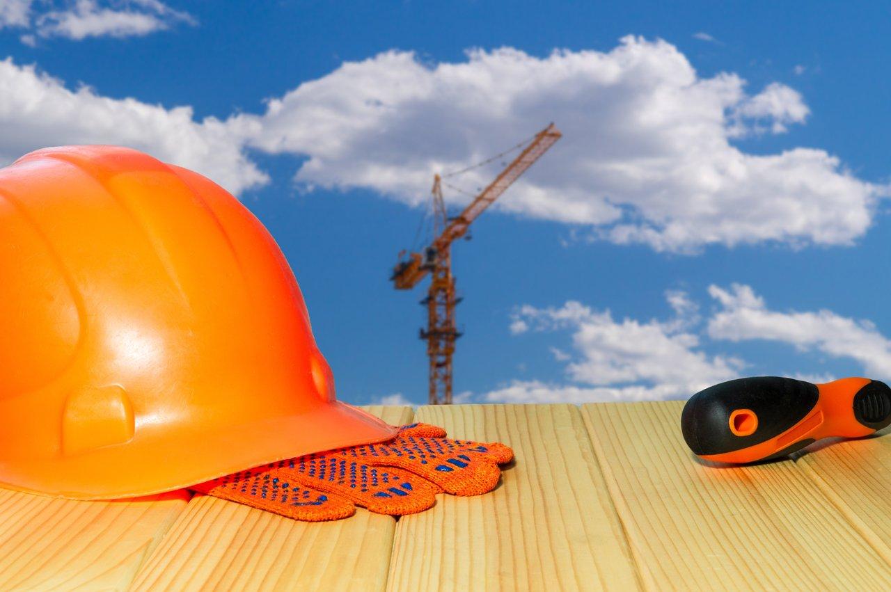 Équipement de sécurité sur un site de construction électrique pour garantir la protection des travailleurs.