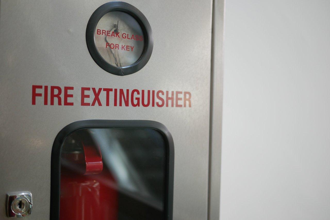 Extincteurs au CO2 et poudre ABC installés stratégiquement près d’un armoire électrique pour assurer la sécurité.