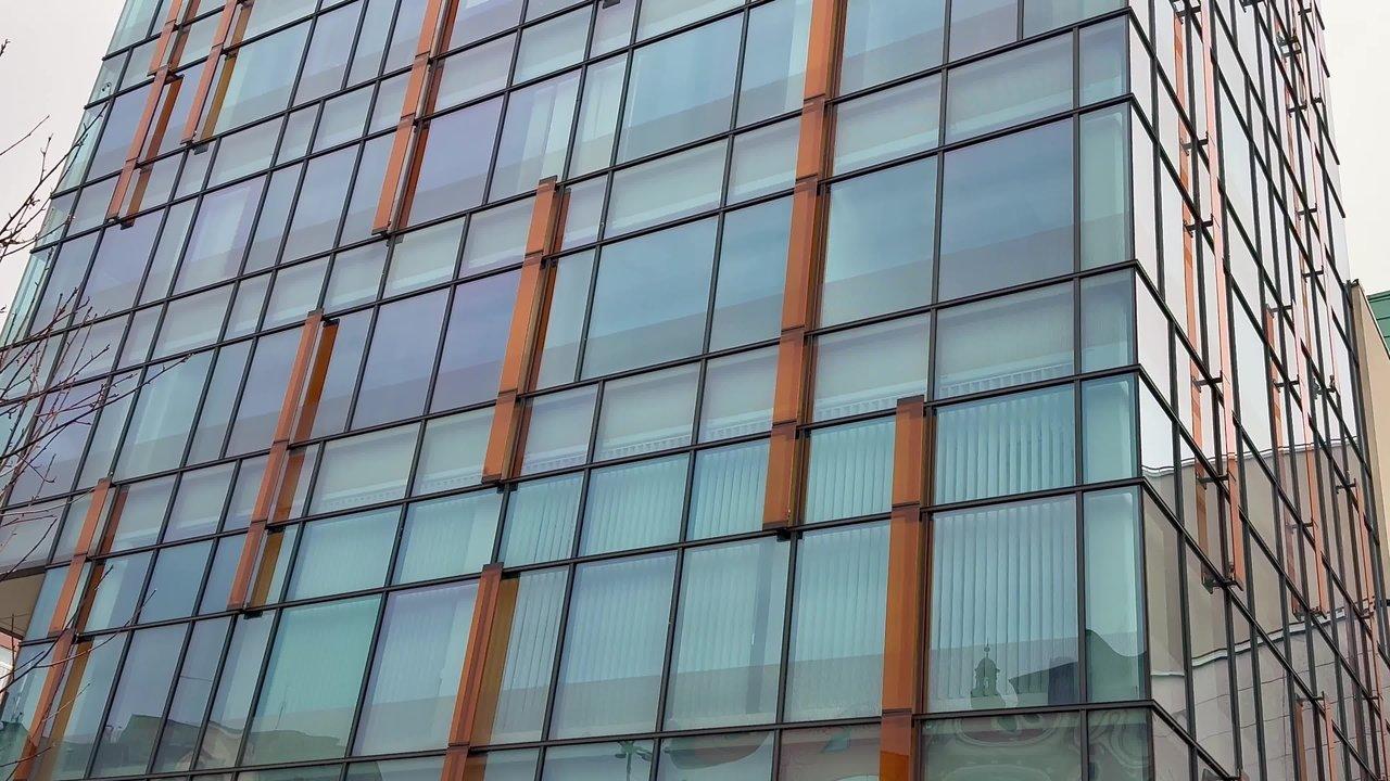 Façade moderne en bois transparent, alliant résistance, isolation et esthétique innovante dans l'architecture contemporaine.