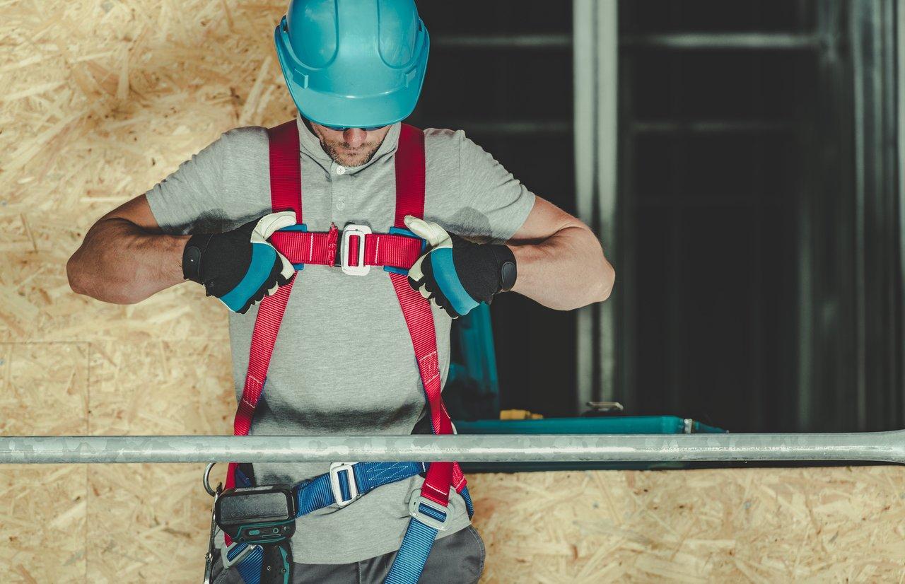 Formation en ajustement de harnais de sécurité pour assurer la protection lors de travaux en construction intérieure.