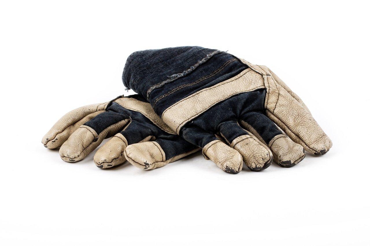 Gants isolants électriques avec sous-gants en coton pour renforcer protection et confort au travail.