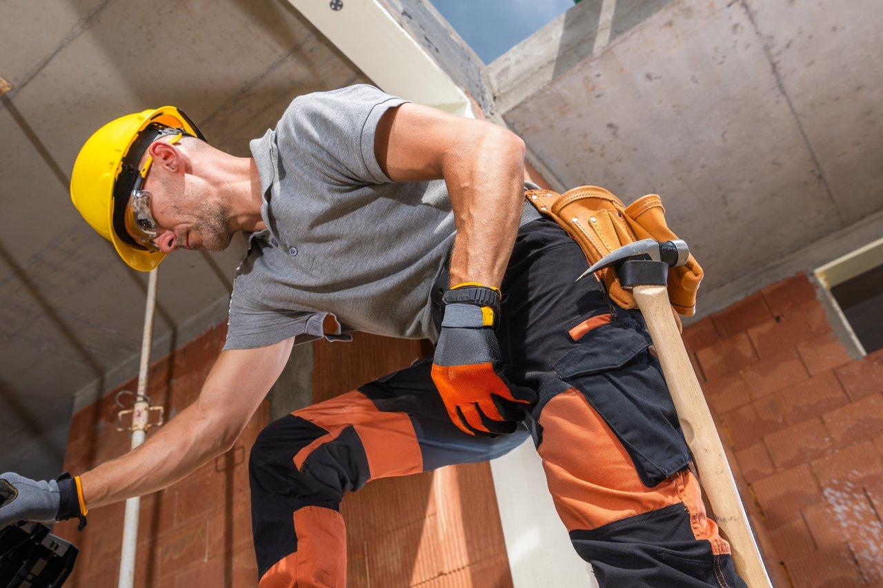 Genouillères professionnelles pour la construction, offrant protection et ajustement optimal sur le chantier.