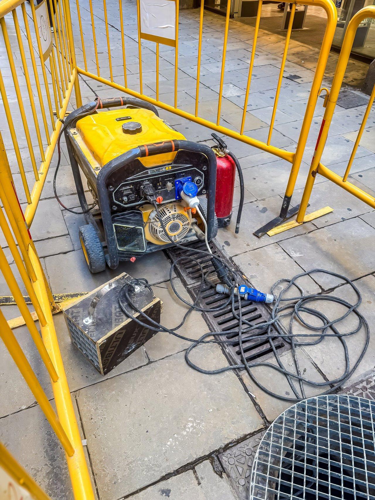 Groupe électrogène portable sur un chantier isolé, alimentant outils sans fil en toute sécurité.