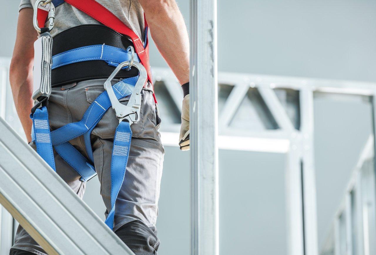 Harnais de sécurité en hauteur bien ajusté pour garantir la sécurité lors du travail en construction.