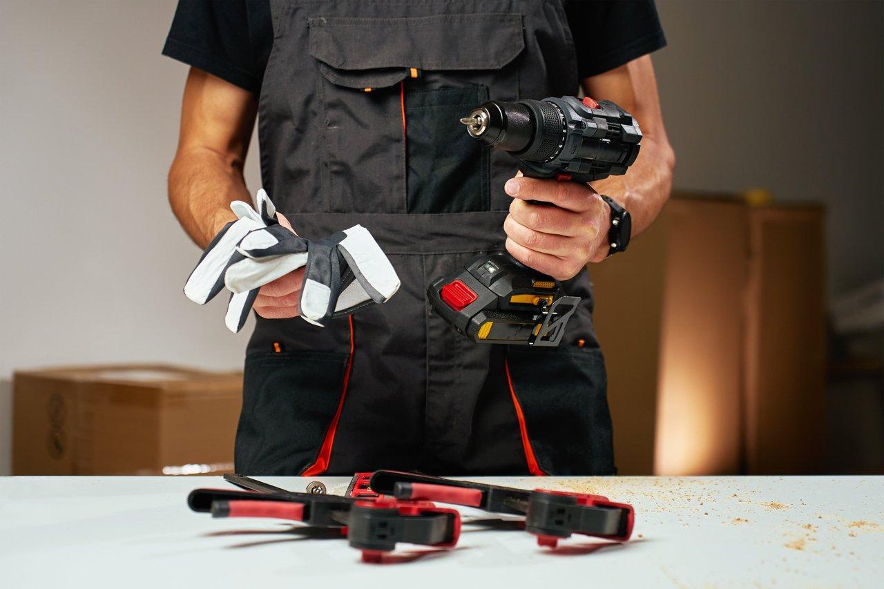 Impact driver en action sur chantier avec accessoires de sécurité adaptés pour éviter les erreurs courantes.