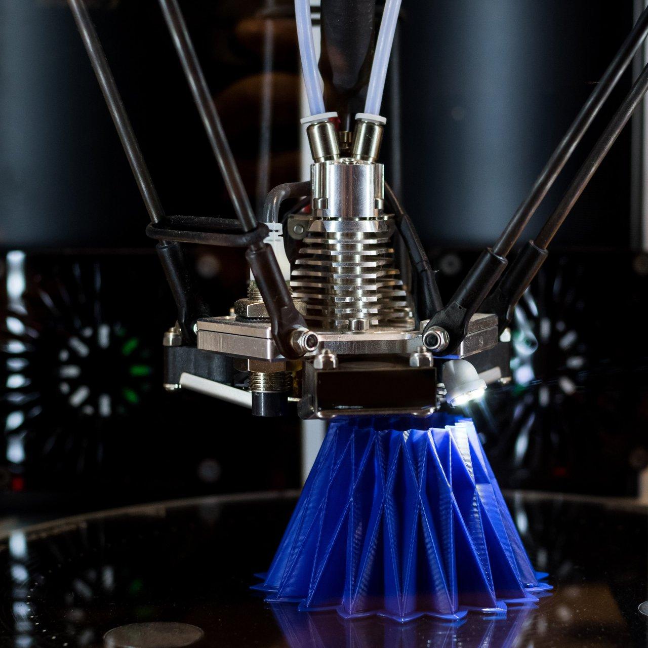 Imprimante 3D industrielle FormUp 350 en action, illustrant la zone de fusion sur lit de poudre pour l’outillage professionnel.