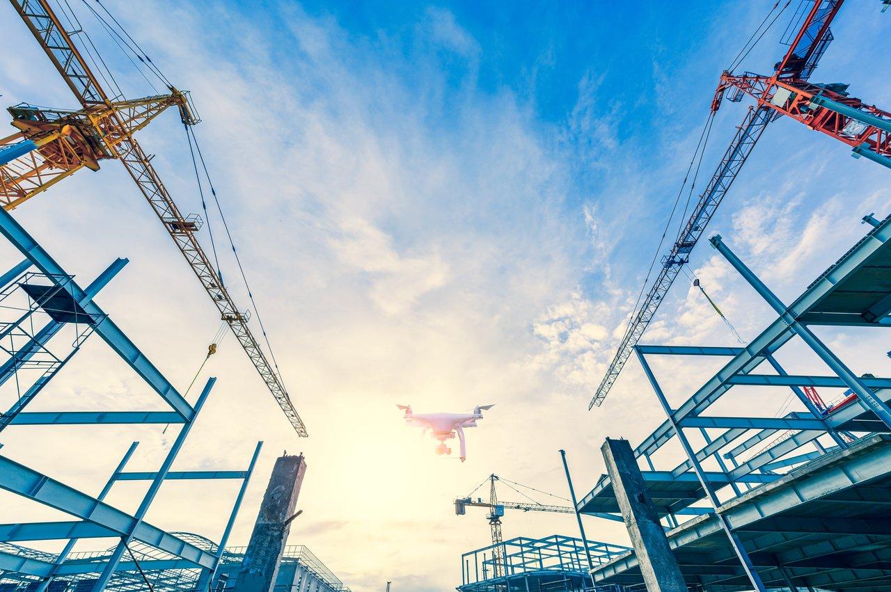 Inspection de chantier par drone en été : innovation pour la sécurité et la gestion des sites de construction.