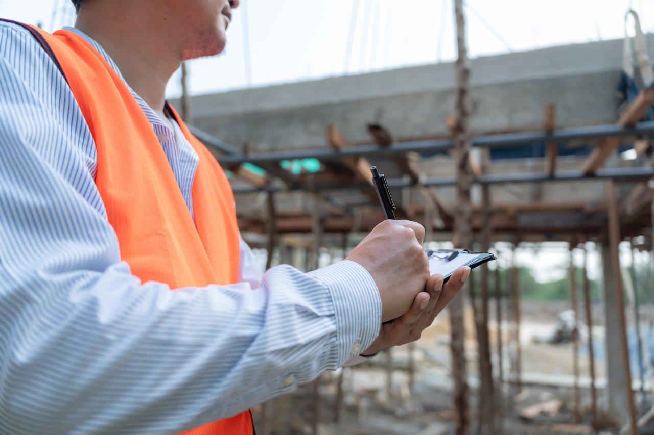 Inspection de sécurité sur chantier : contrôle et gestion efficace de l’équipement de protection individuelle (EPI).