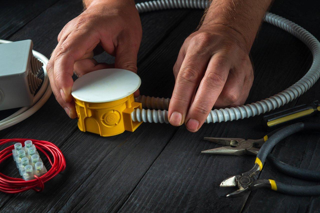 Installation de câbles électriques gainés rigides H07V-U dans une gaine ICTA en cours de rénovation électrique.