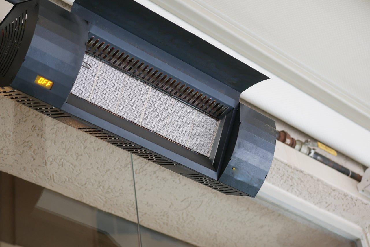 Installation d’un chauffage électrique mural moderne, solidement fixé pour assurer sécurité et efficacité.