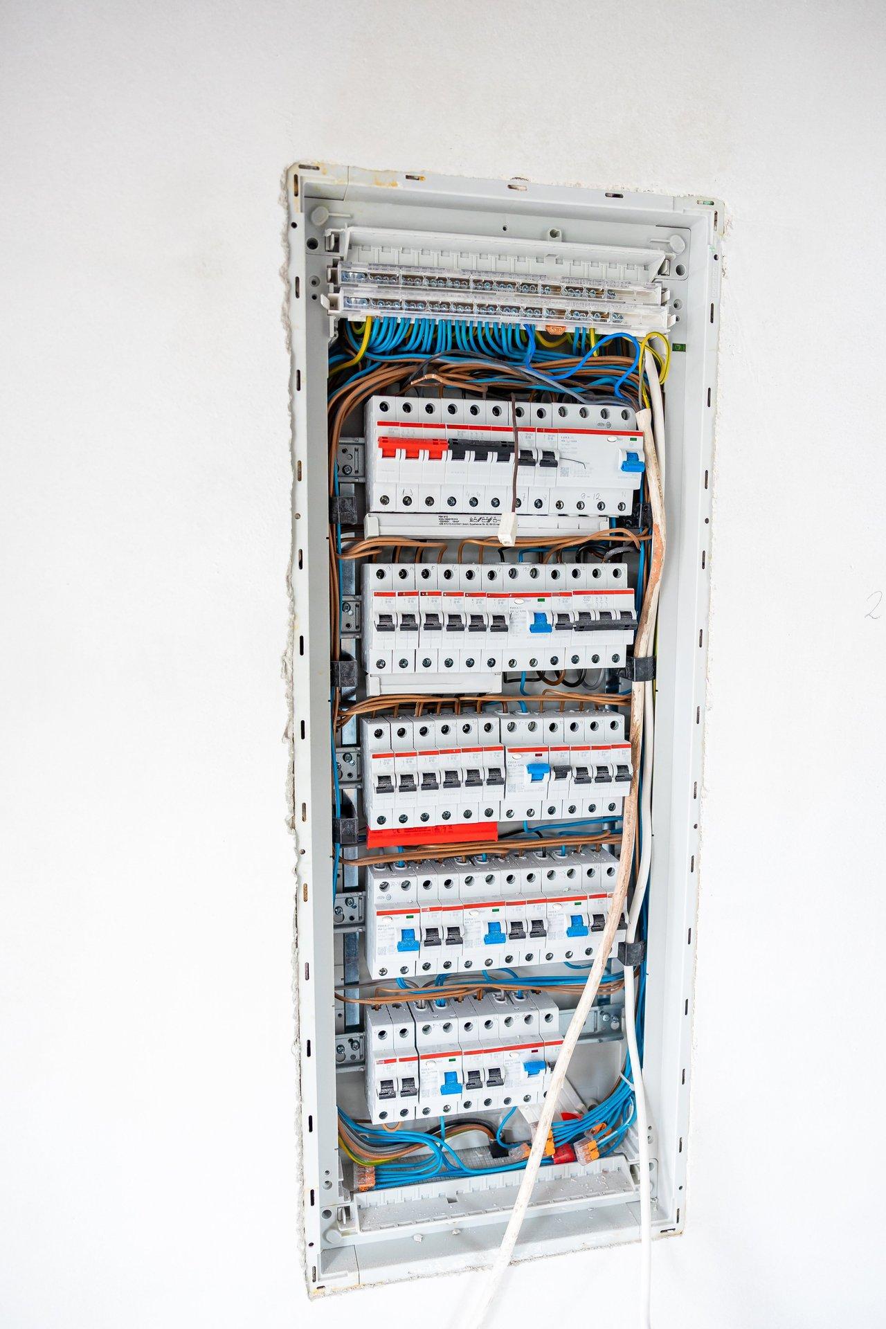 Installation d'un tableau électrique moderne et organisé dans une Gaine Technique Logement avec câbles bien identifiés.