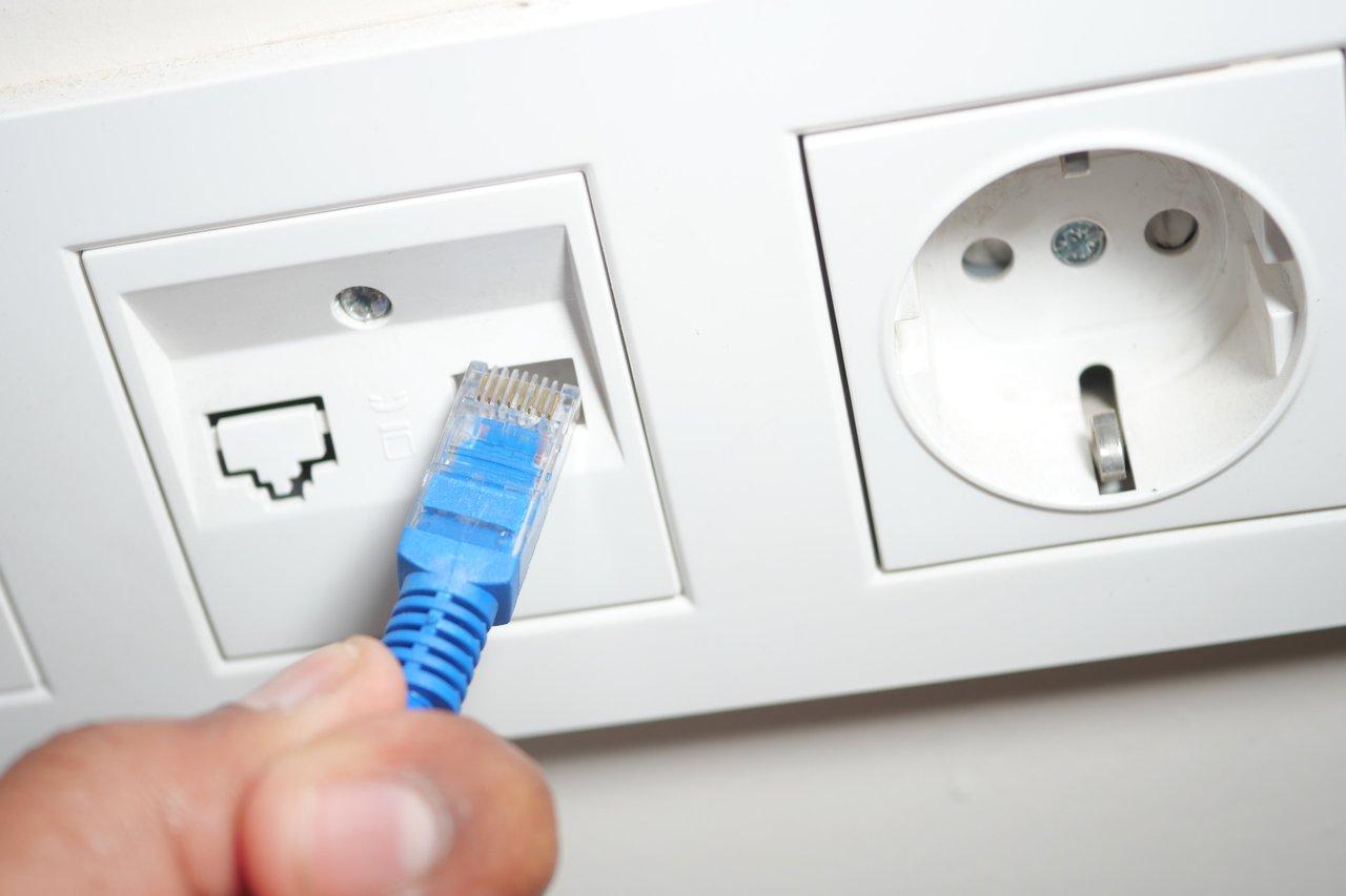Installation d’une prise RJ45 encastrée dans une habitation pour une connexion internet fiable.