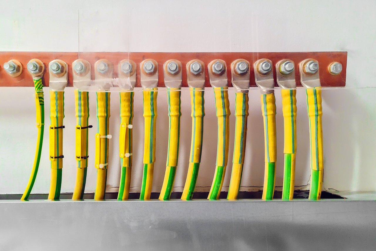 Installation moderne d’un système de mise à la terre électrique garantissant la sécurité des circuits.