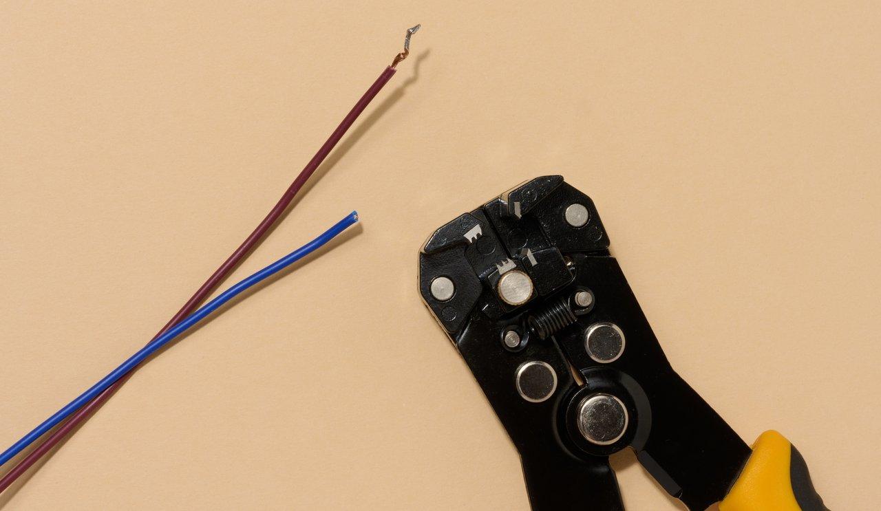 Installation précise de heat shrink tubing pour une isolation électrique homogène et sécurisée.