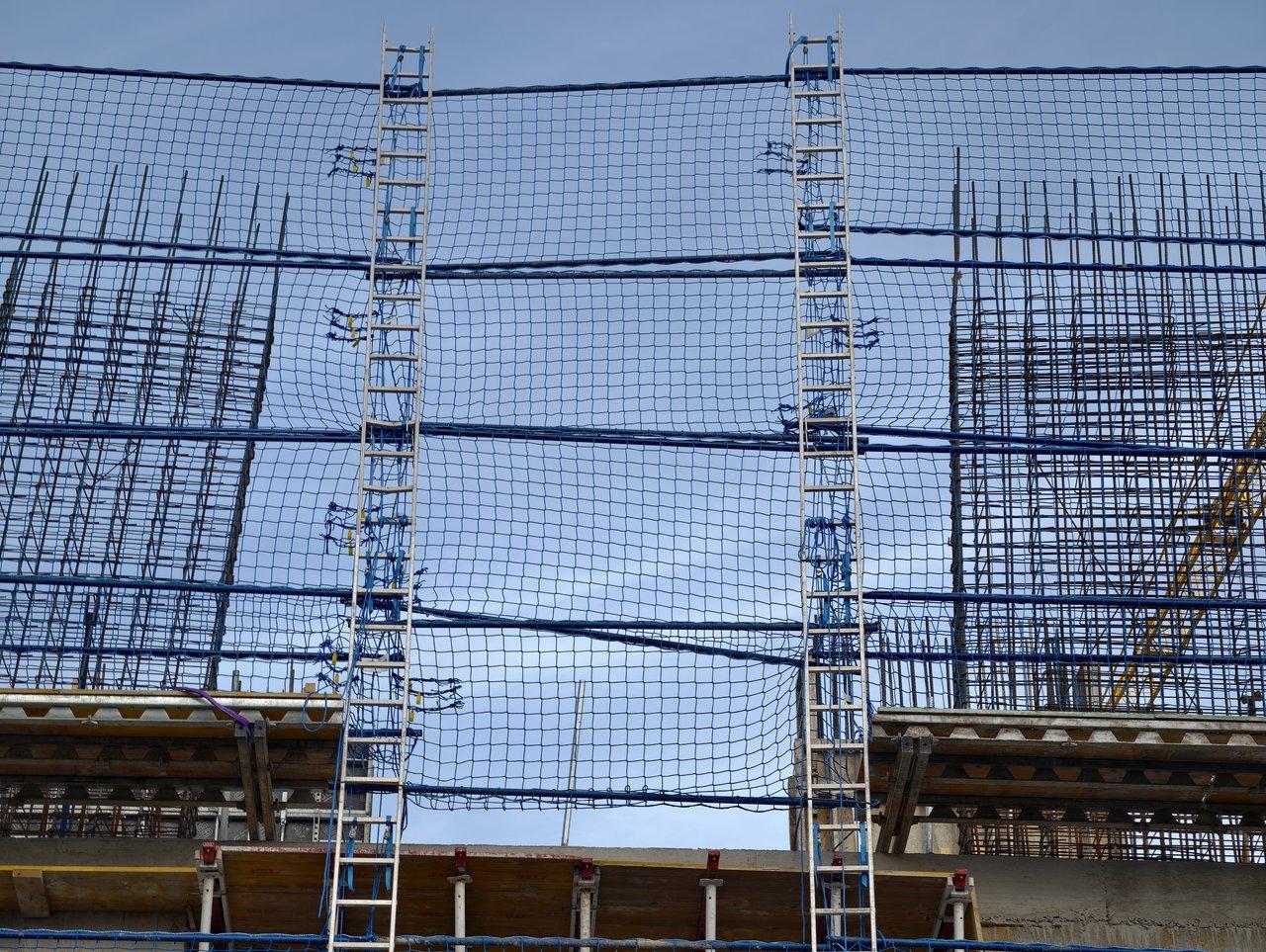 Installation professionnelle de filets anti-chute sur échafaudage aluminium pour garantir la sécurité en construction.