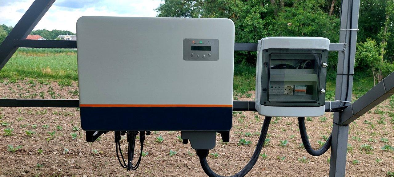 Installation professionnelle d'un onduleur hybride avec câblage organisé pour une alimentation électrique fiable.
