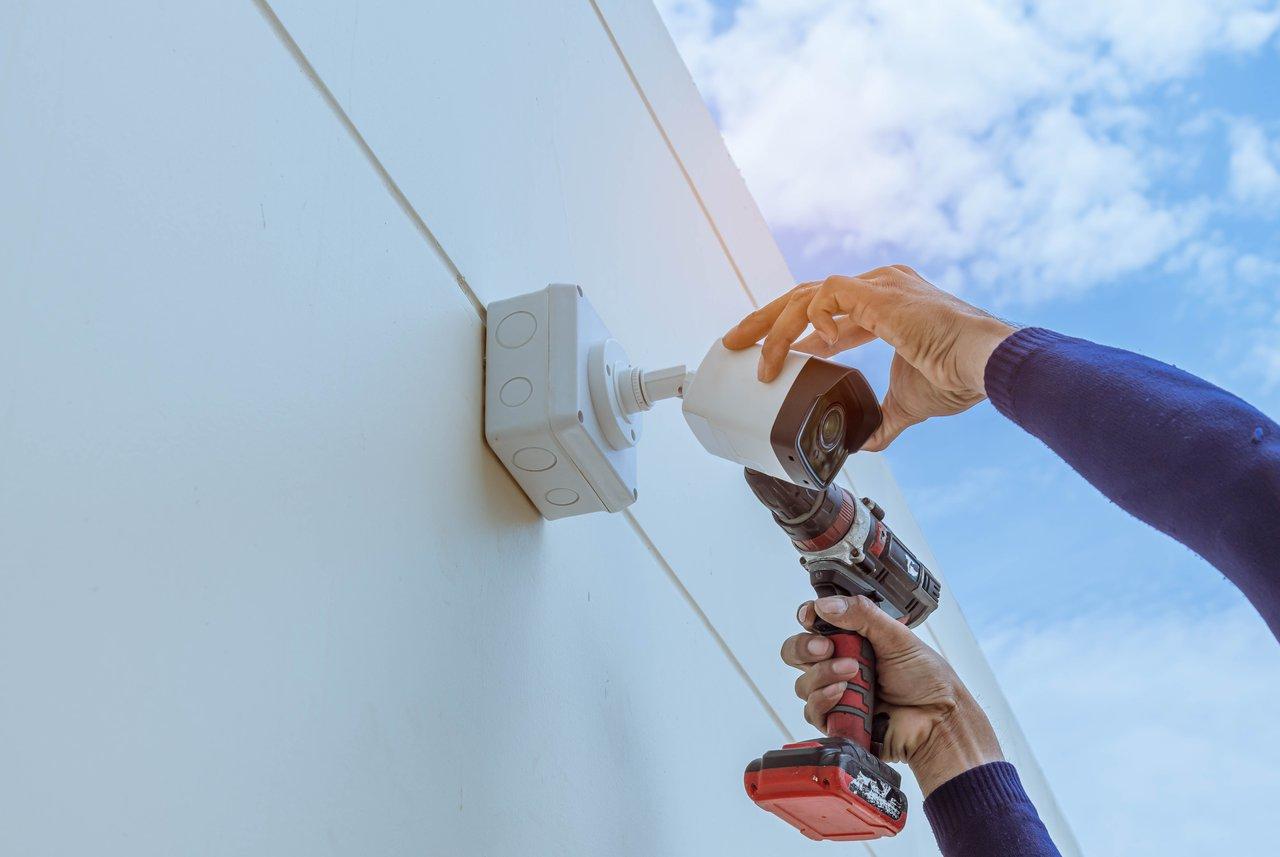 Installation soignée d’un détecteur de présence extérieur pour un éclairage automatique efficace et sécurisé.