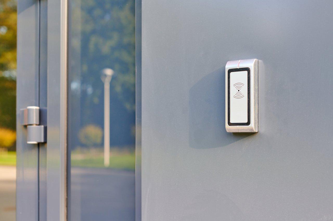 Interrupteur à badge RFID Legrand Céliane sur mur lumineux, contrôle d’accès sécurisé avec RFID access switch et badge posé.