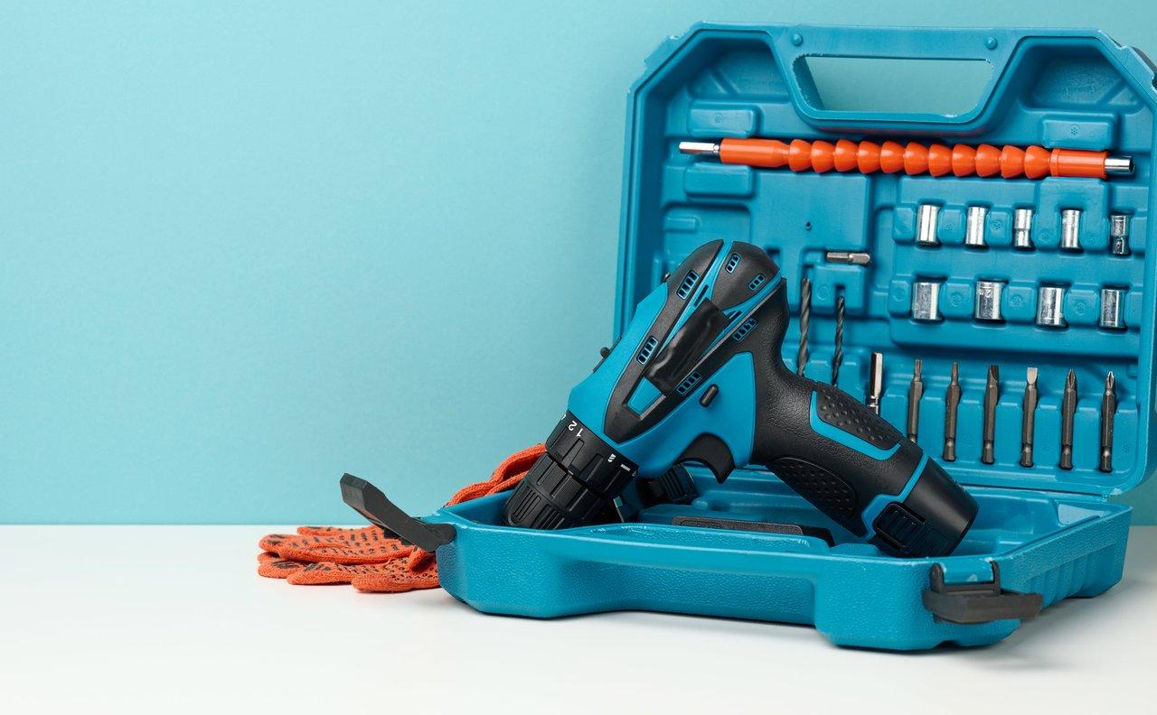 Kit d'outils électroportatifs portable avec perceuse sans fil, tournevis et accessoires pour l'automne.