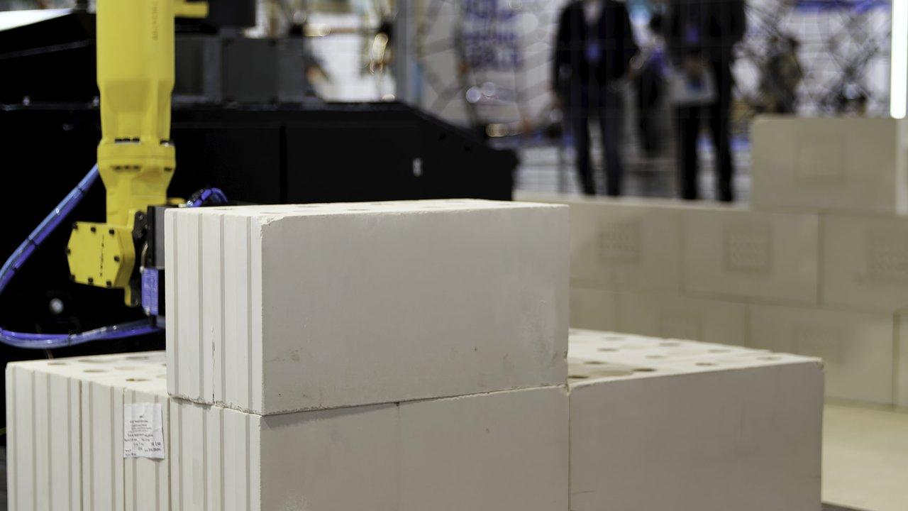 La robotic bricklaying machine en action sur un chantier moderne, illustrant l'automatisation dans la construction.