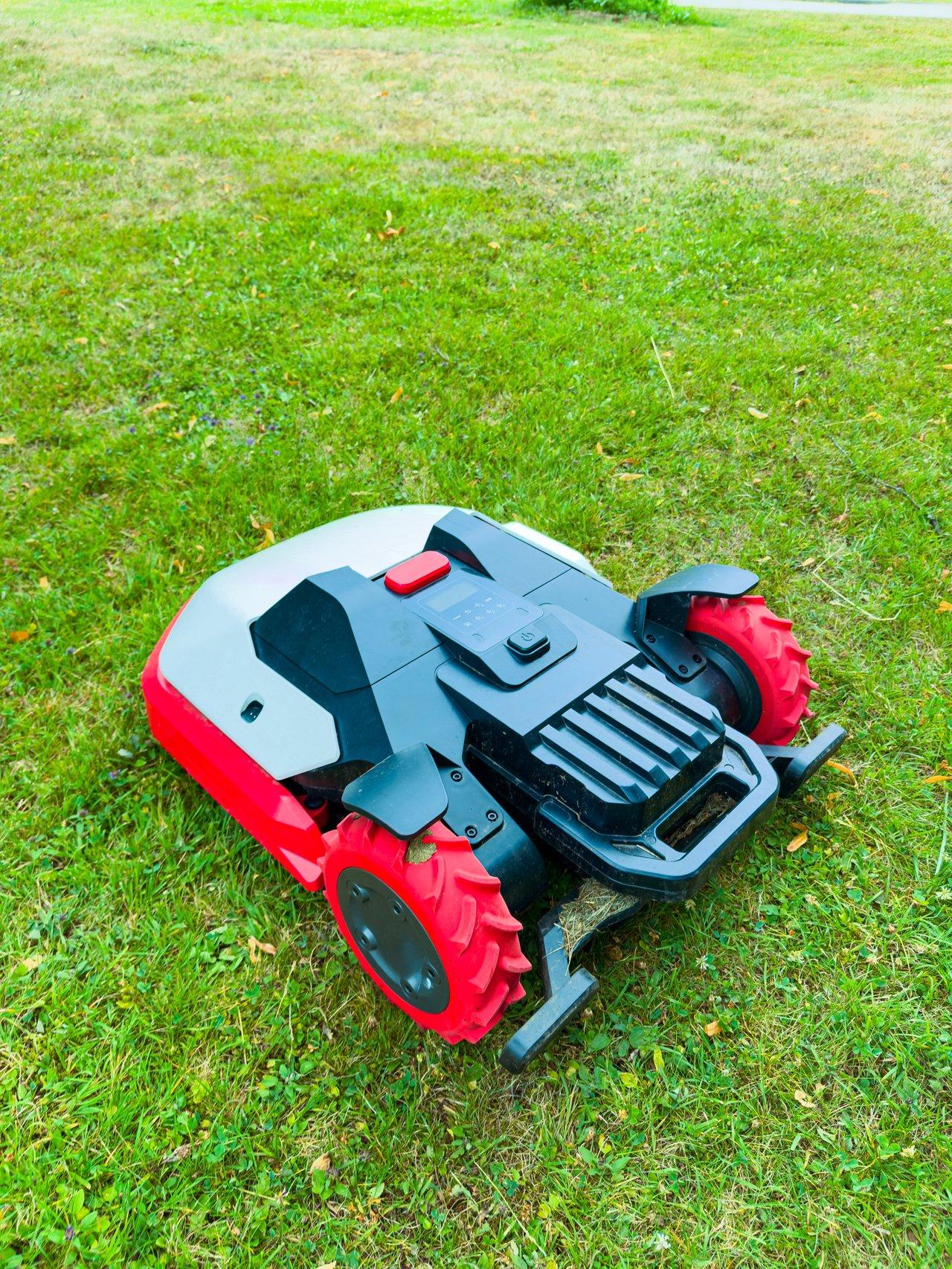 La tondeuse robotisée Mammotion LUBA 3 AWD en action sur un terrain en pente, illustrant l'efficacité de l’outil autonome sur des surfaces difficiles.