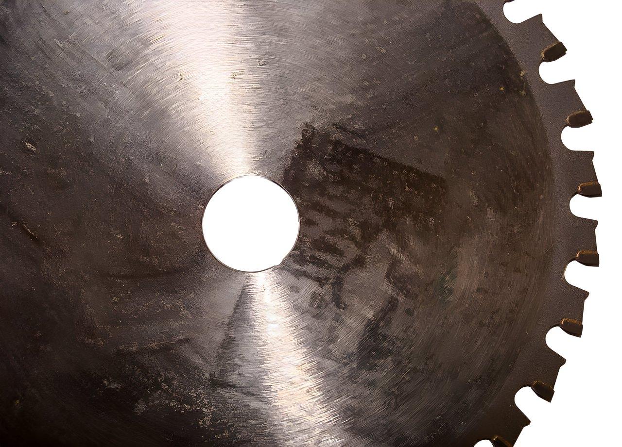 Lame de scie circulaire carbure avec dents biseautées pour découpe précise du bois dur.