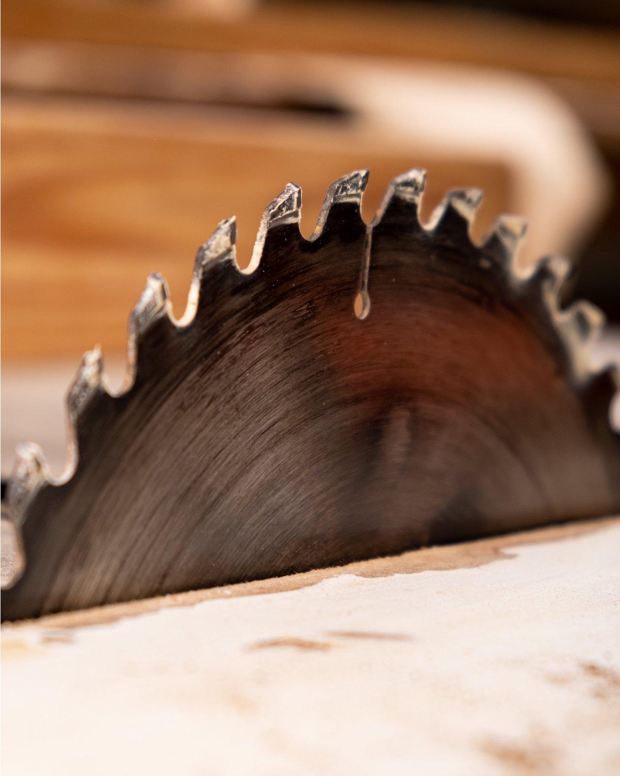 Lame de scie circulaire en carbure pour le travail du bois dur sur chantier, performante et durable.