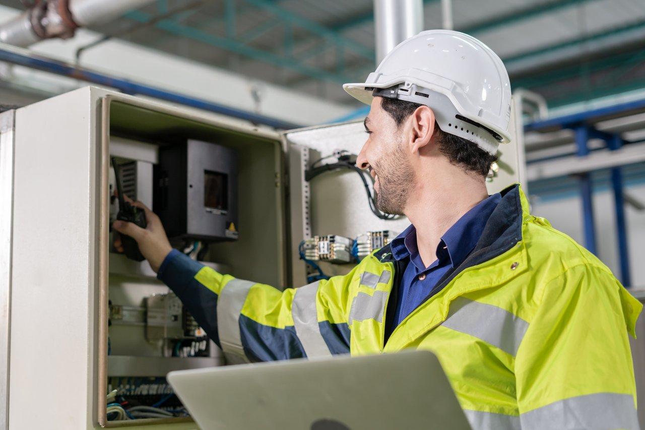 Logiciel de maintenance électrique facilitant la gestion numérique des interventions et du calendrier d'entretien.