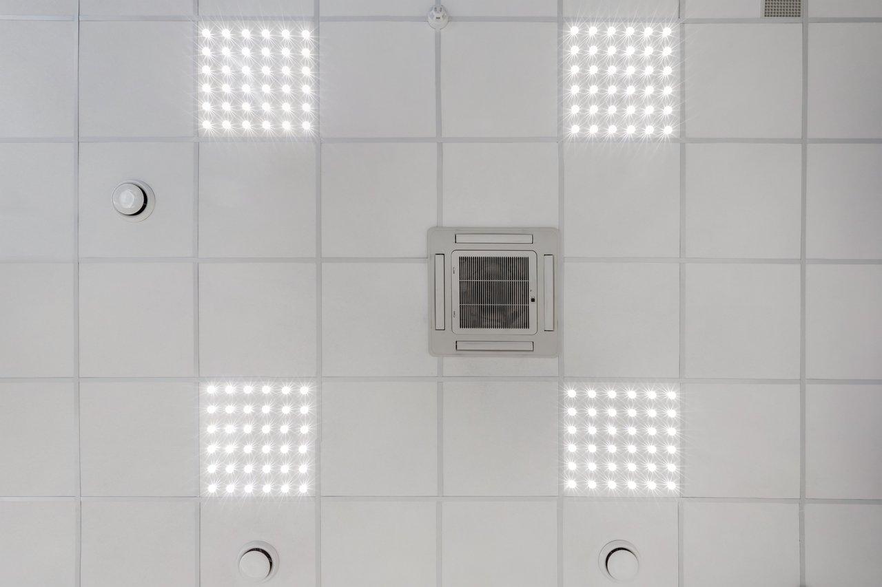 Luminaire intelligent sur rail modulable pour un éclairage optimal lors de la construction.