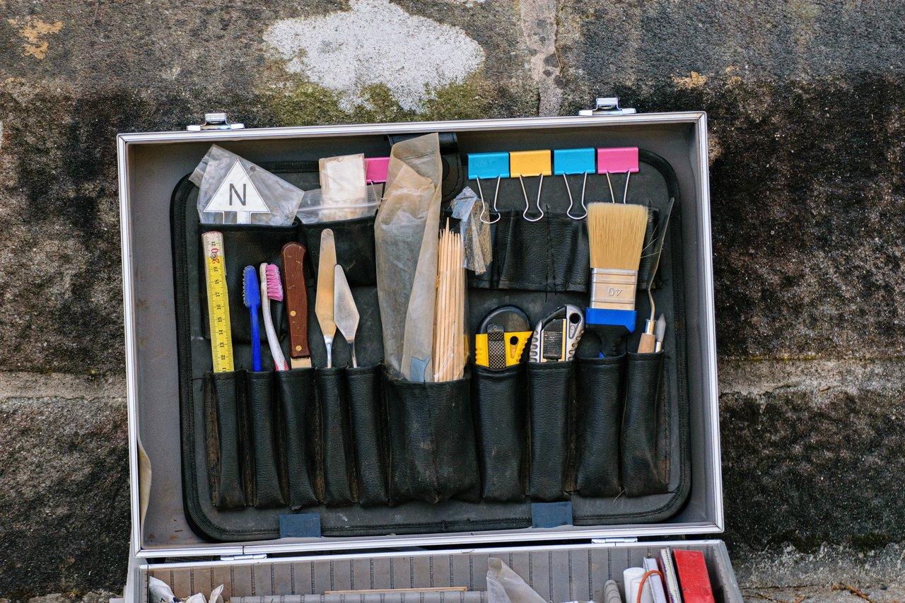Mallette de rangement professionnelle ouverte, organisation optimale pour outils d'archéologie et excavation.