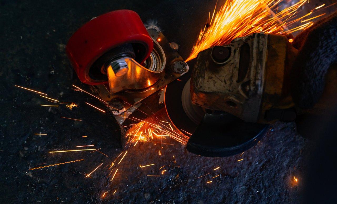 Meuleuse d’angle en action, coupant différents matériaux avec précision dans un environnement industriel.