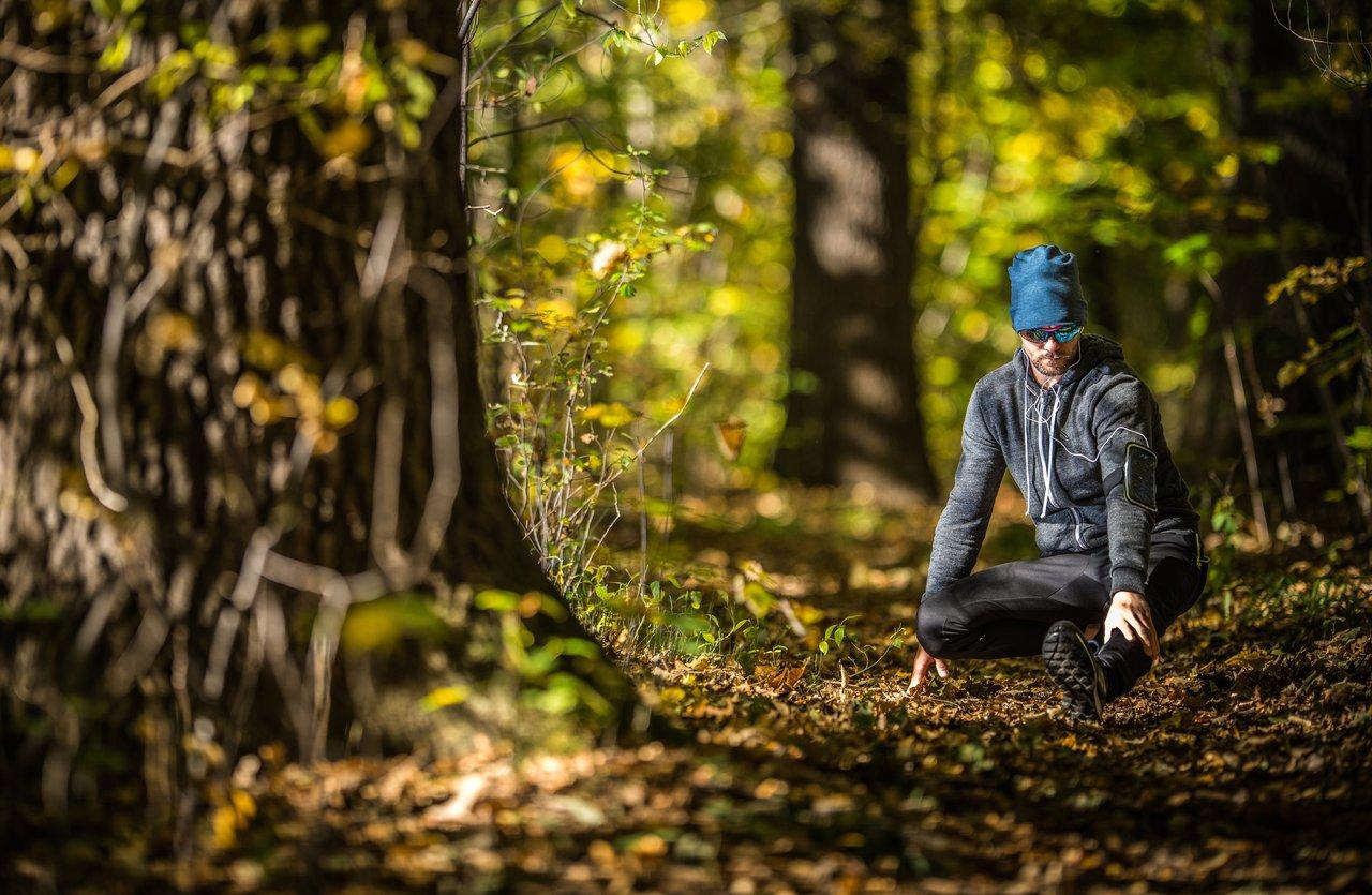 Mini tronçonneuse sans fil Ginarelo pour un entretien facile en automne, posée sur un banc de jardin avec outils de taille.