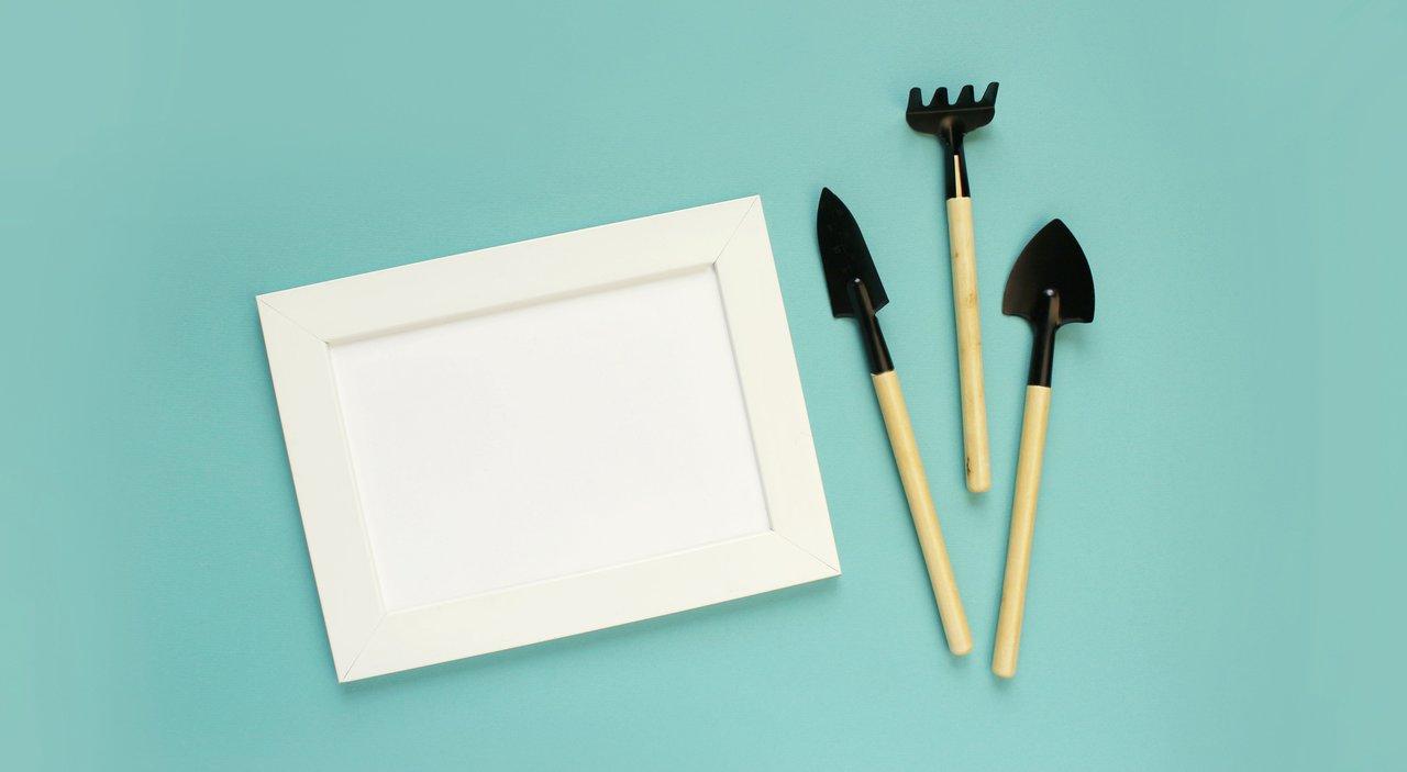 Organisateur extérieur avec outils modernes rangés dans un coffre étanche pour faciliter les travaux automnaux.