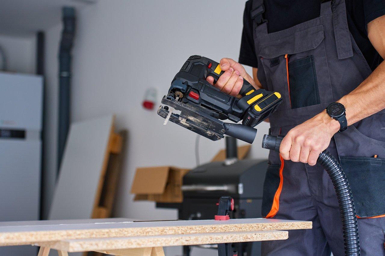 Outil électroportatif avec aspiration intégrée pour limiter la poussière lors d’une découpe en chantier sécurisé.