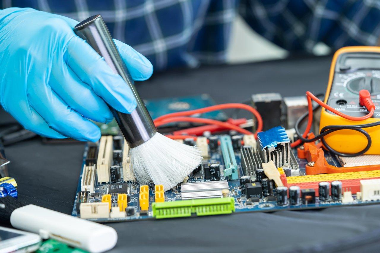 Outils de nettoyage électronique : chiffons microfibres, pinceaux antistatiques et bombe d’air comprimé pour un entretien sécurisé.