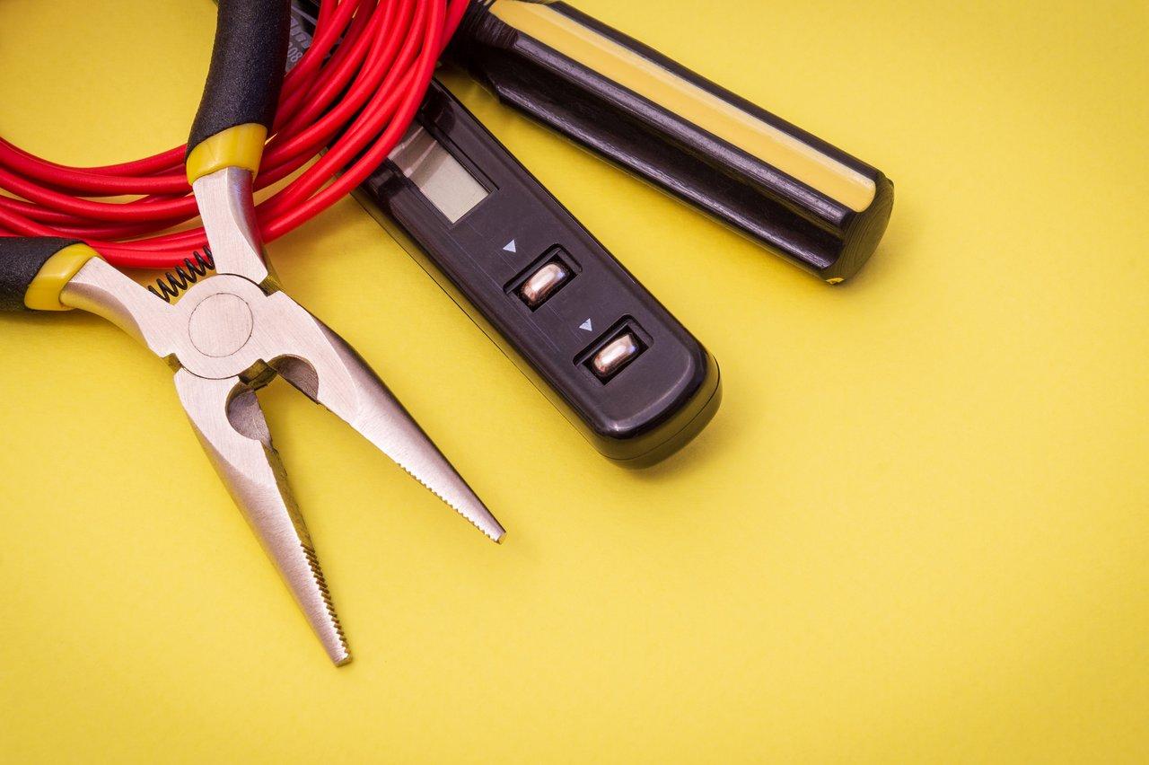 Outils d'inspection électrique pour vérifier et entretenir le tableau électrique avant l’hiver.